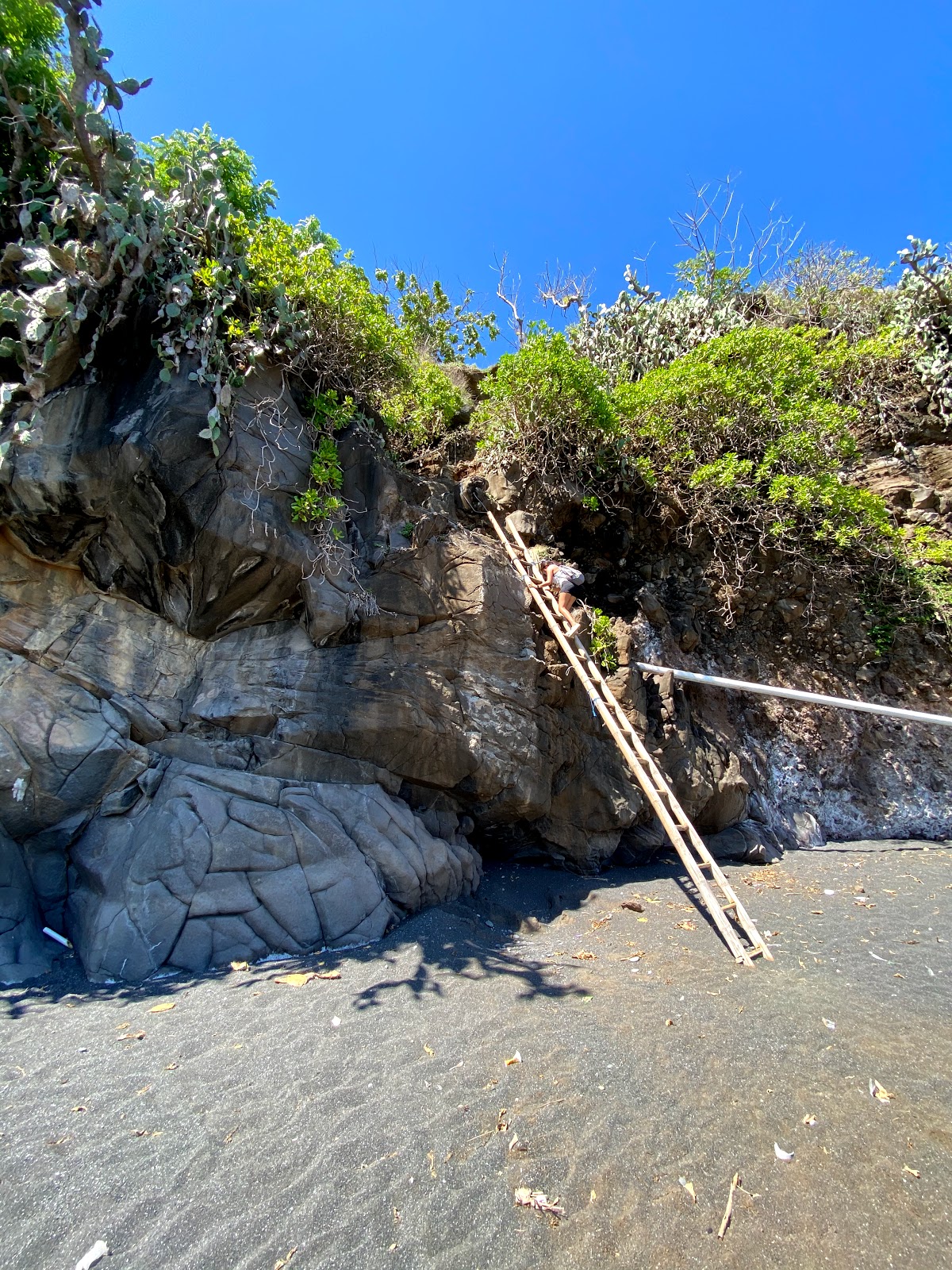 Φωτογραφία του Black Sand Beach υποστηρίζεται από βράχους