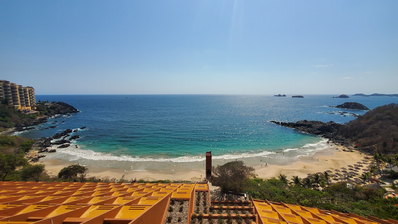 Foto de Las Brisas hotel beach respaldado por acantilados