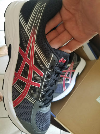 Sporting Goods Store «Big 5 Sporting Goods - Fresno (Shaw)», reviews and photos, 3022 W Shaw Ave, Fresno, CA 93711, USA