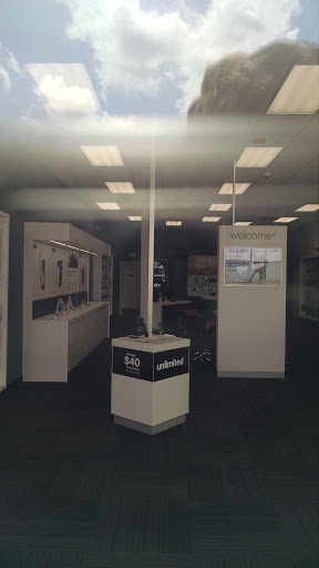 Cell Phone Store «Verizon Authorized Retailer / RW - Guilford CT», reviews and photos, 1919 Boston Post Rd #202, Guilford, CT 06437, USA