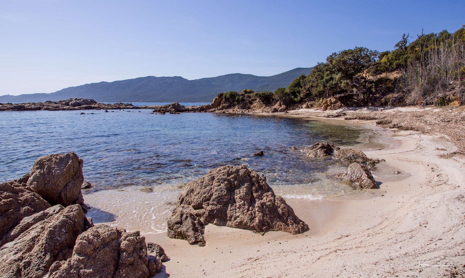 Capanella beach'in fotoğrafı parlak kum ve kayalar yüzey ile