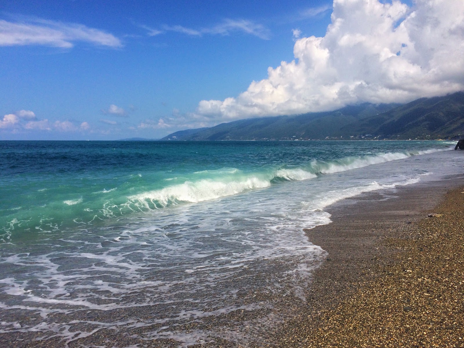 Foto di Gagra beach - luogo popolare tra gli intenditori del relax