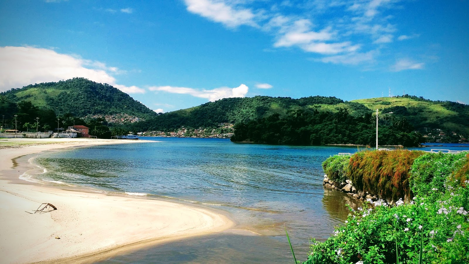 Foto de Playa Anil con agua turquesa superficie