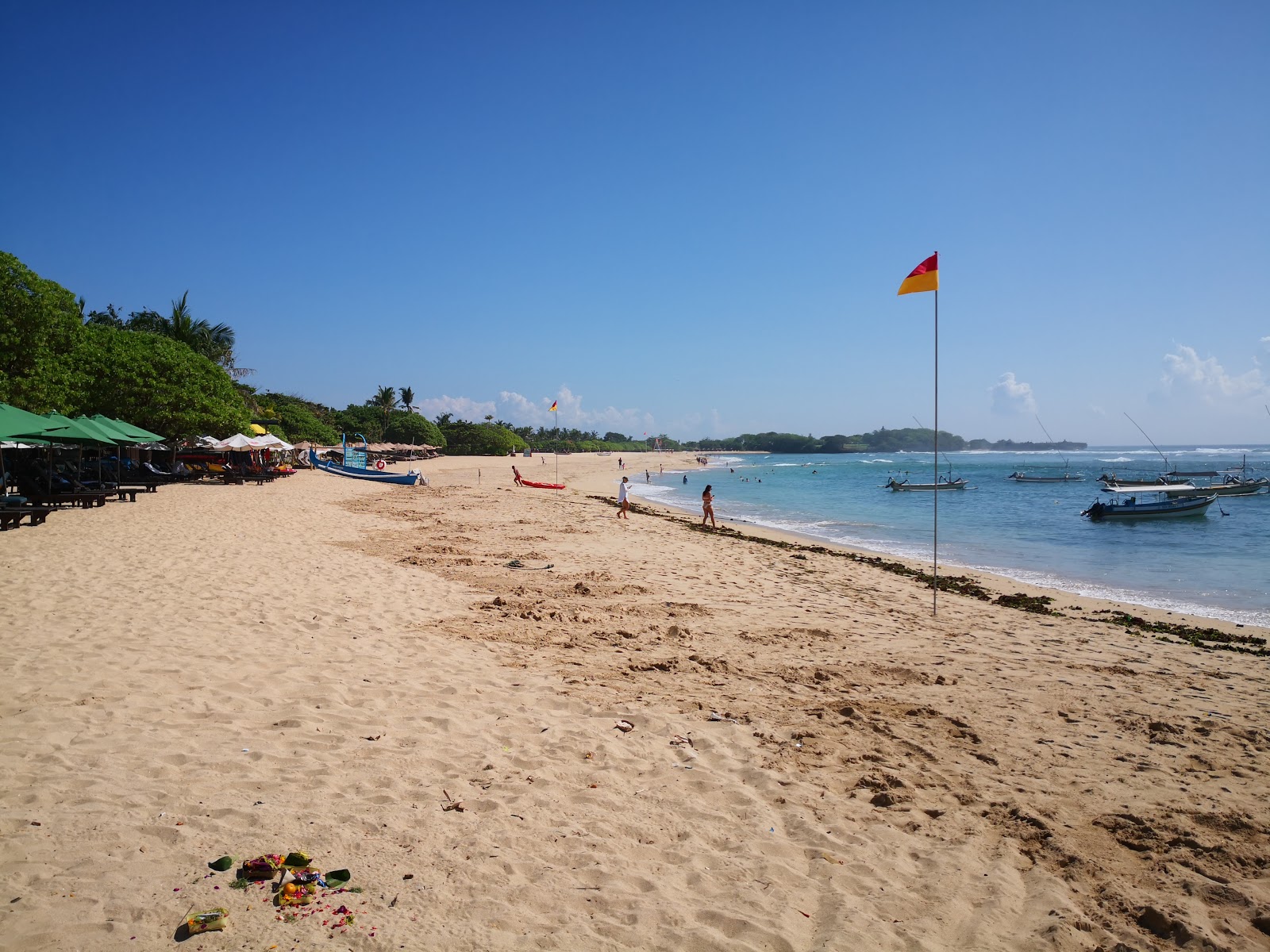 Foto di Nusa Dua Grand Hyatt con una superficie del sabbia beige fine