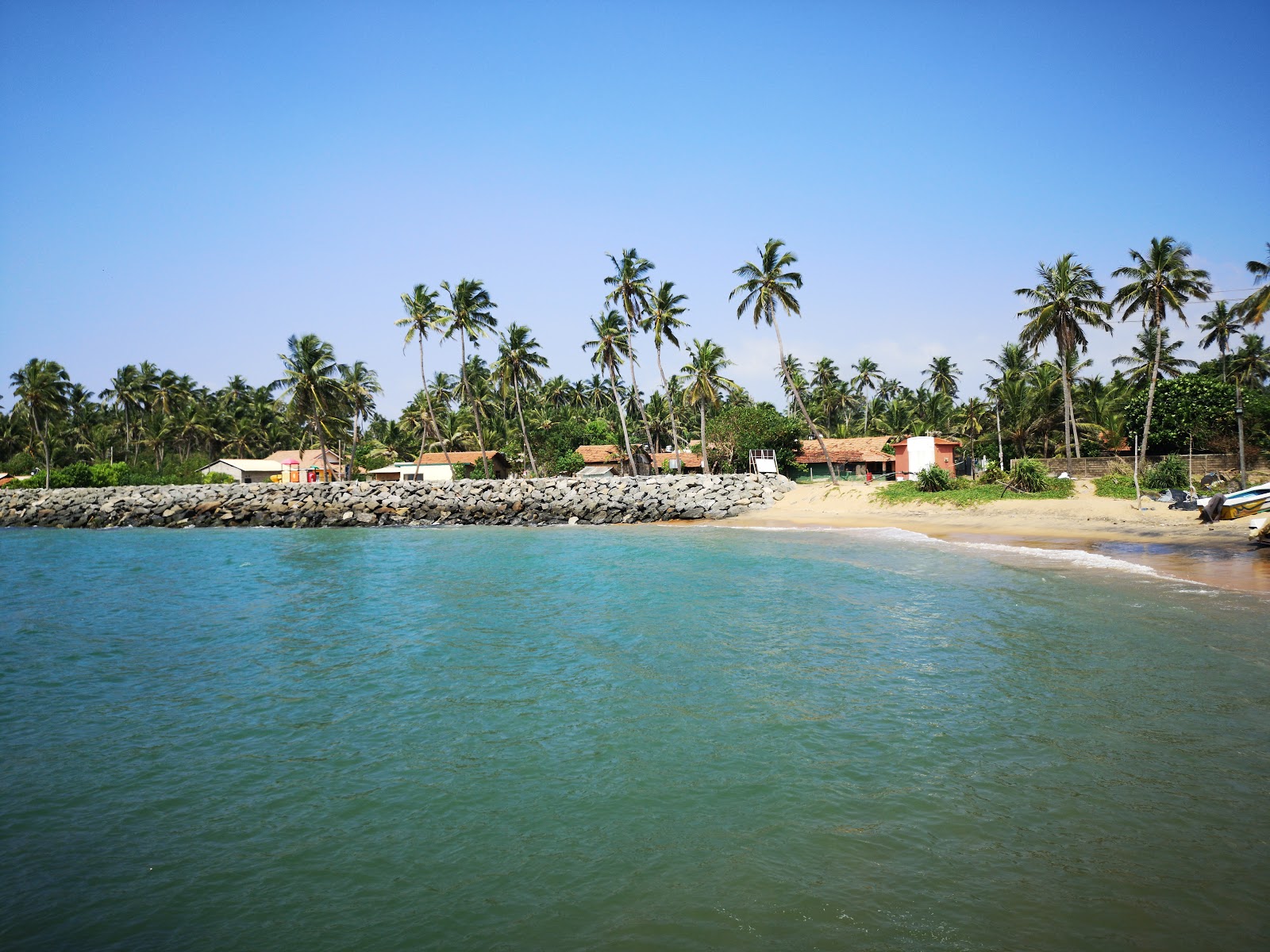 Foto av Ulhitiyawa Beach med turkos rent vatten yta