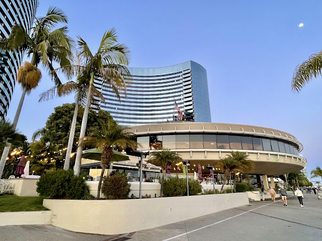 Roy's Restaurant by null