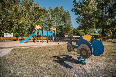 Camping "Fleurs Des Champs" 3 étoiles à Arces