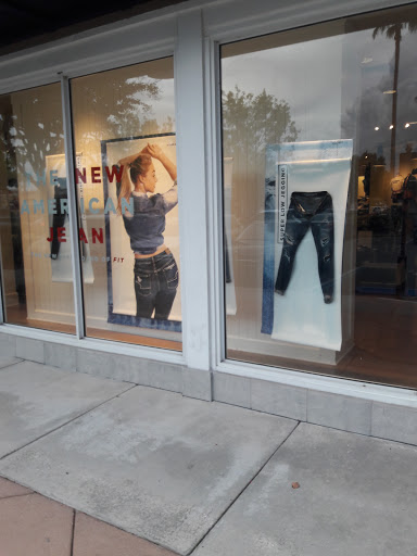Clothing Store «American Eagle Outfitters», reviews and photos, 555 N Alafaya Trail, Orlando, FL 32828, USA