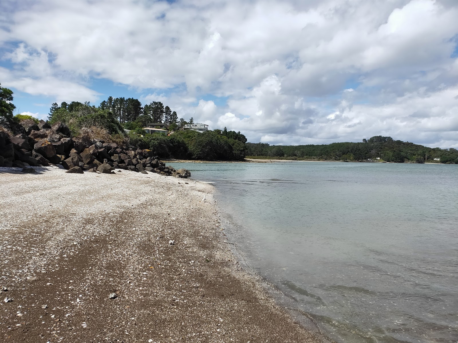 Φωτογραφία του Tinopai Beach με επίπεδο καθαριότητας πολύ καθαρό