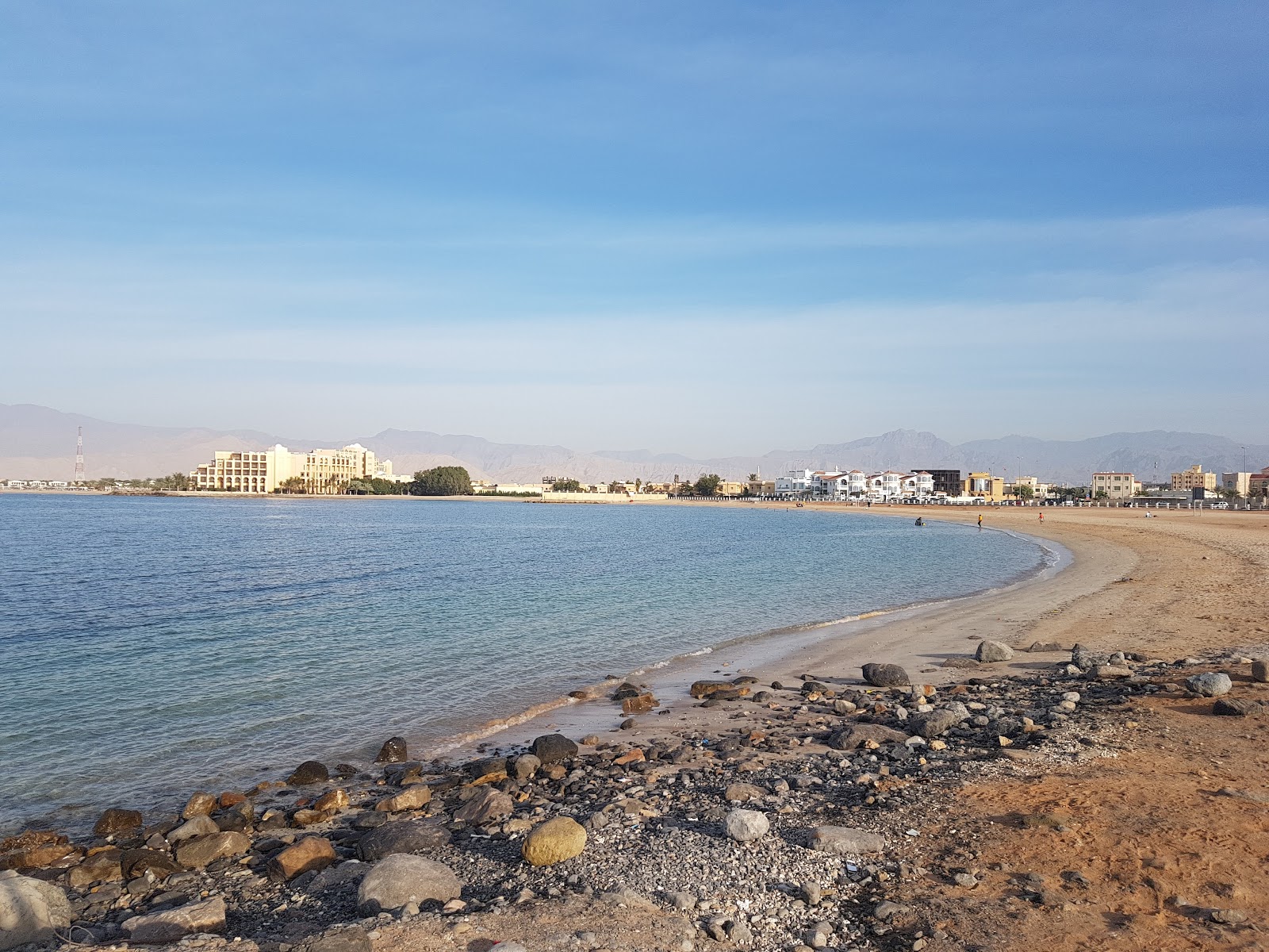 Foto di Mareedh beach con una superficie del sabbia luminosa