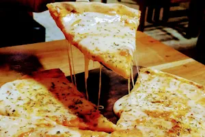 Mangiare Pizza image