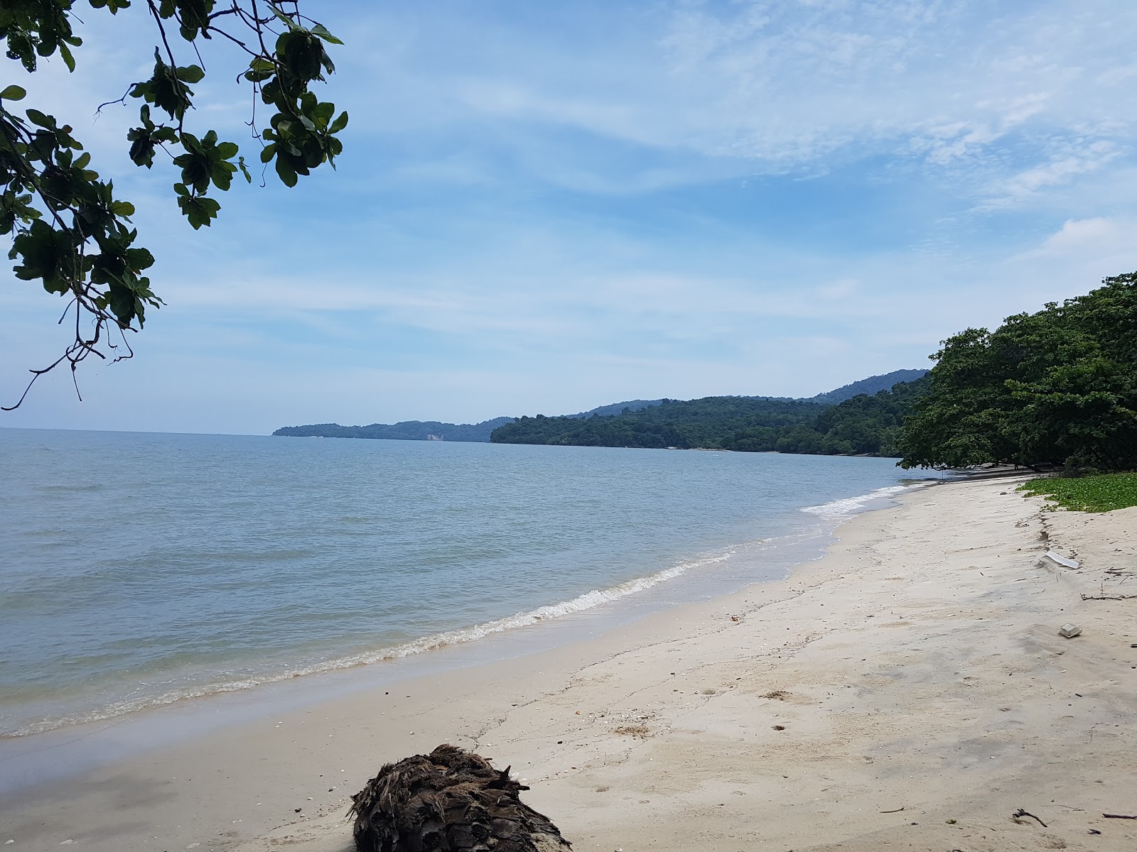 Foto di Ombak Damai Beach circondato da montagne