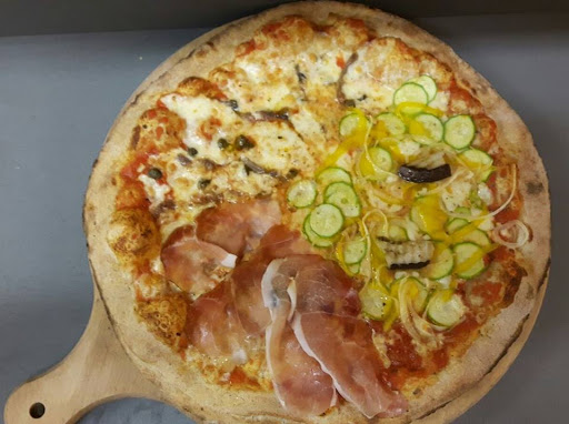 Pizzeria La Barchetta - Asporto e Tavoli (Chat sul sito). in Castelnuovo di Garfagnana, Provincia di Lucca