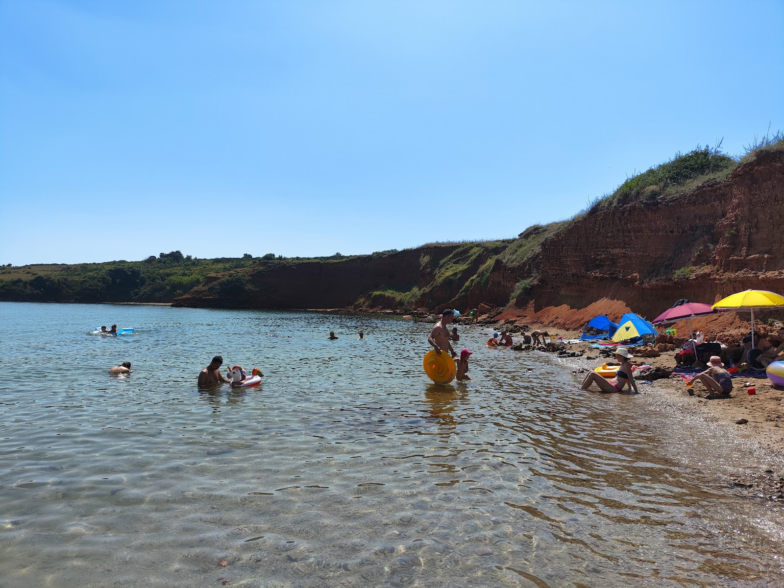 Duboka Draga Beach'in fotoğrafı - rahatlamayı sevenler arasında popüler bir yer