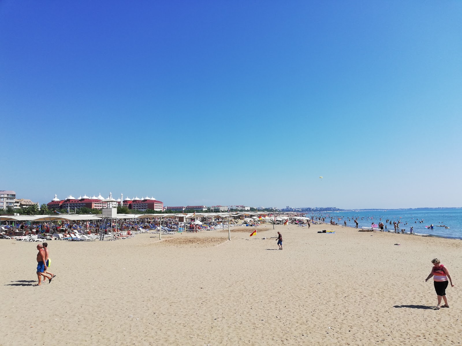 Φωτογραφία του Kumkoy beach με ψιλή καφέ άμμος επιφάνεια