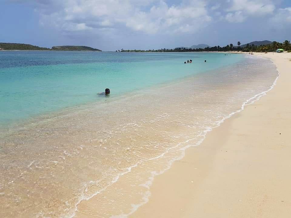 Foto van Playa Sun Bay met turquoise water oppervlakte