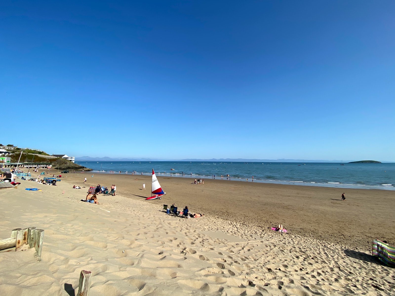 Abersoch beach的照片 带有明亮的沙子表面