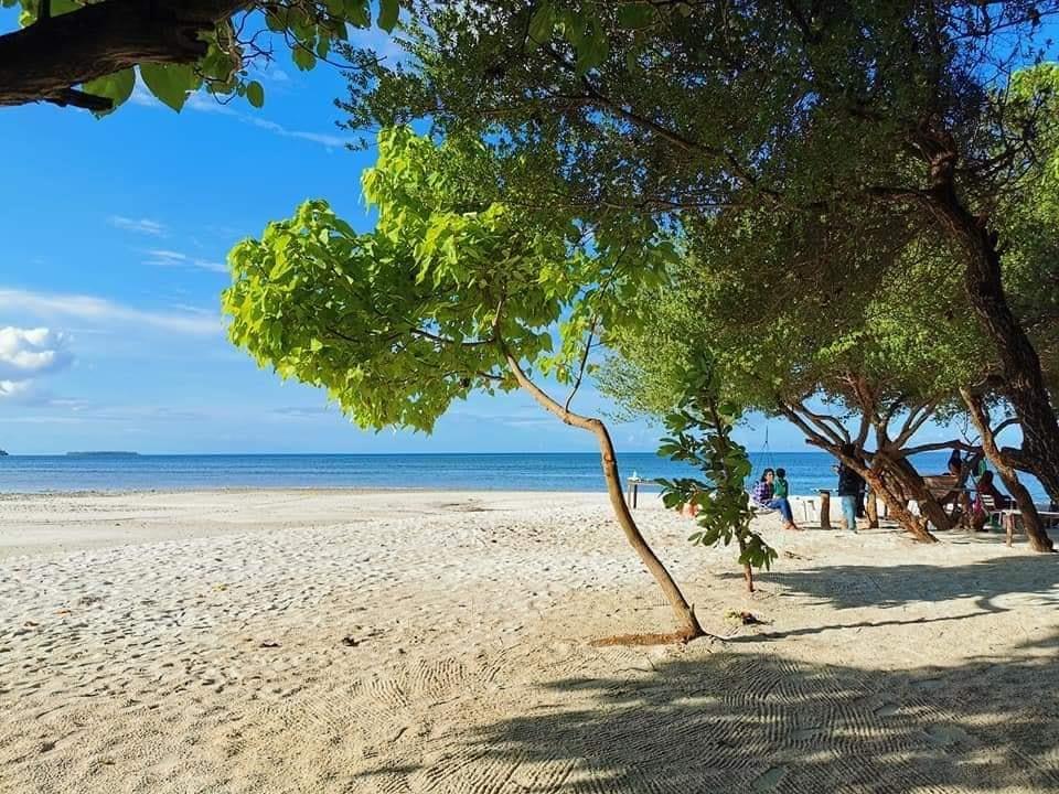 Foto de Rodhevarrehaa beach com areia brilhante superfície