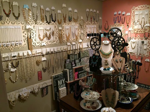 Jewelry Store «Knock Knock Boutique», reviews and photos, 110 W Chocolate Ave, Hershey, PA 17033, USA
