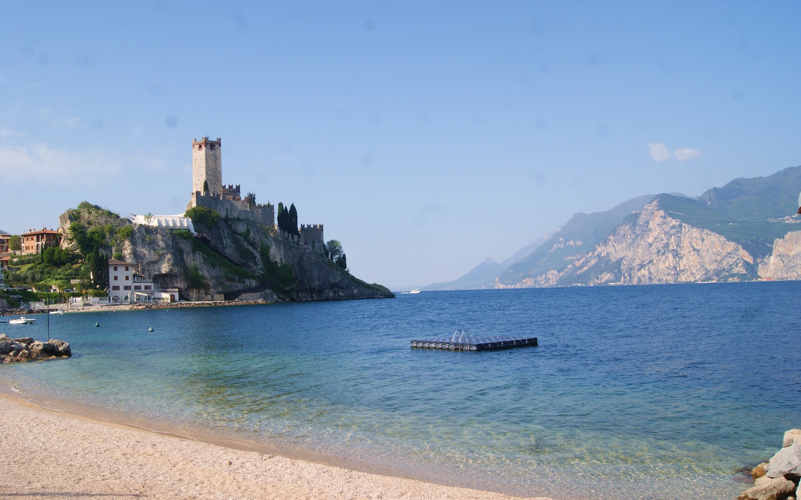 Fotografija Paina Beach z sivi fini kamenček površino