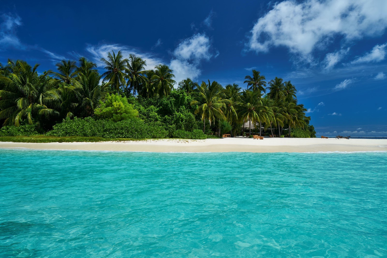 Foto van Meradhoo Beach met direct strand