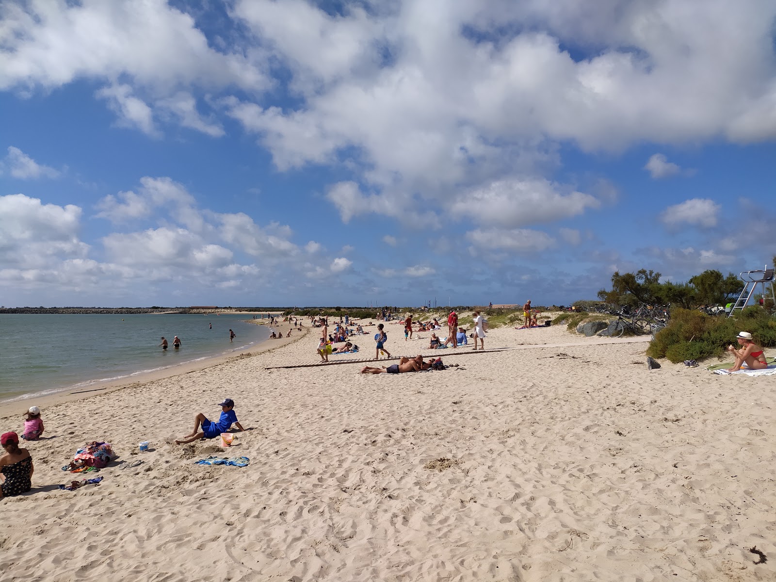 Foto van Grouin beach met wit zand oppervlakte