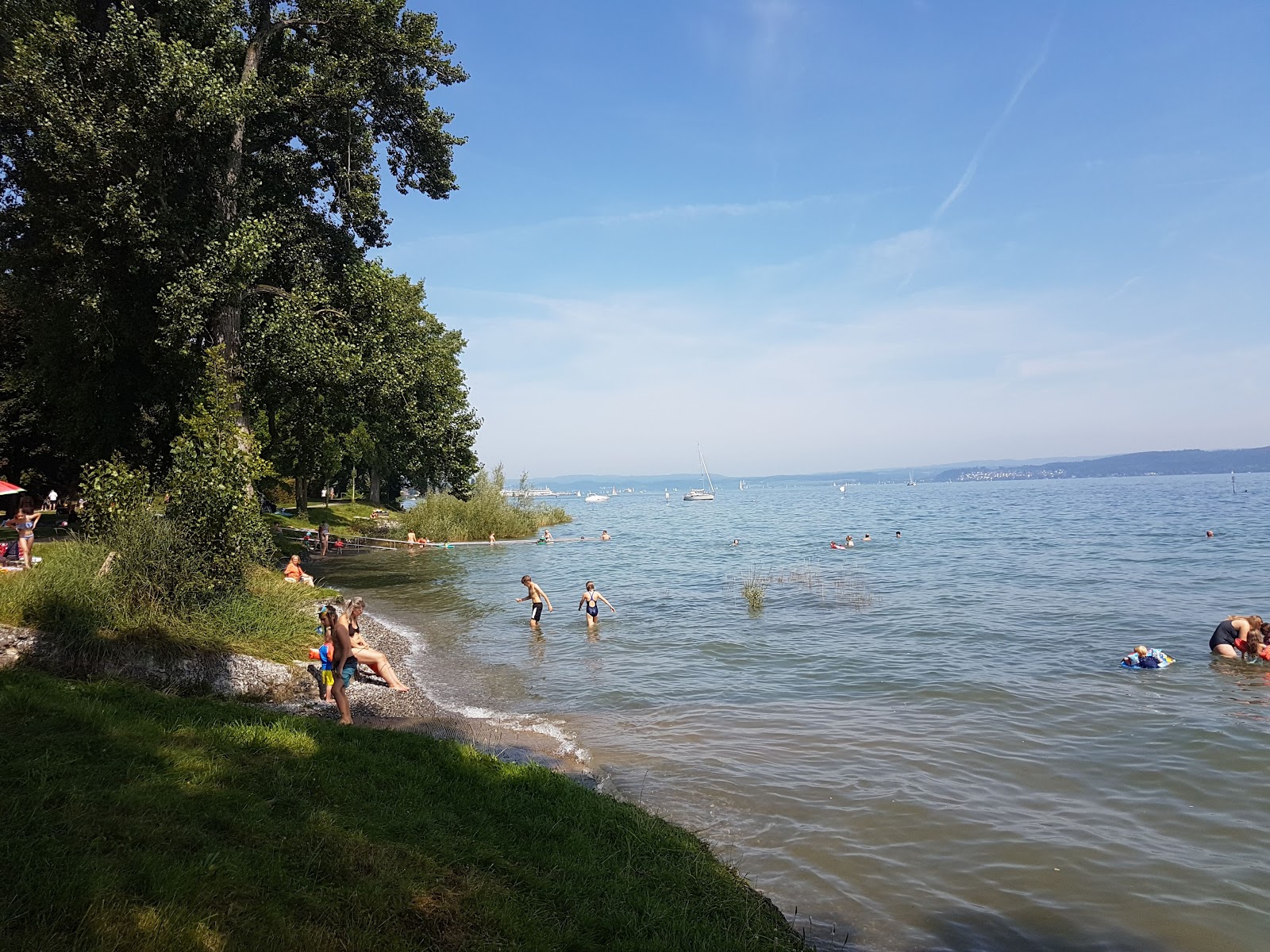 Valokuva Strandbad Konstanzista. pinnalla harmaa kivi:n kanssa