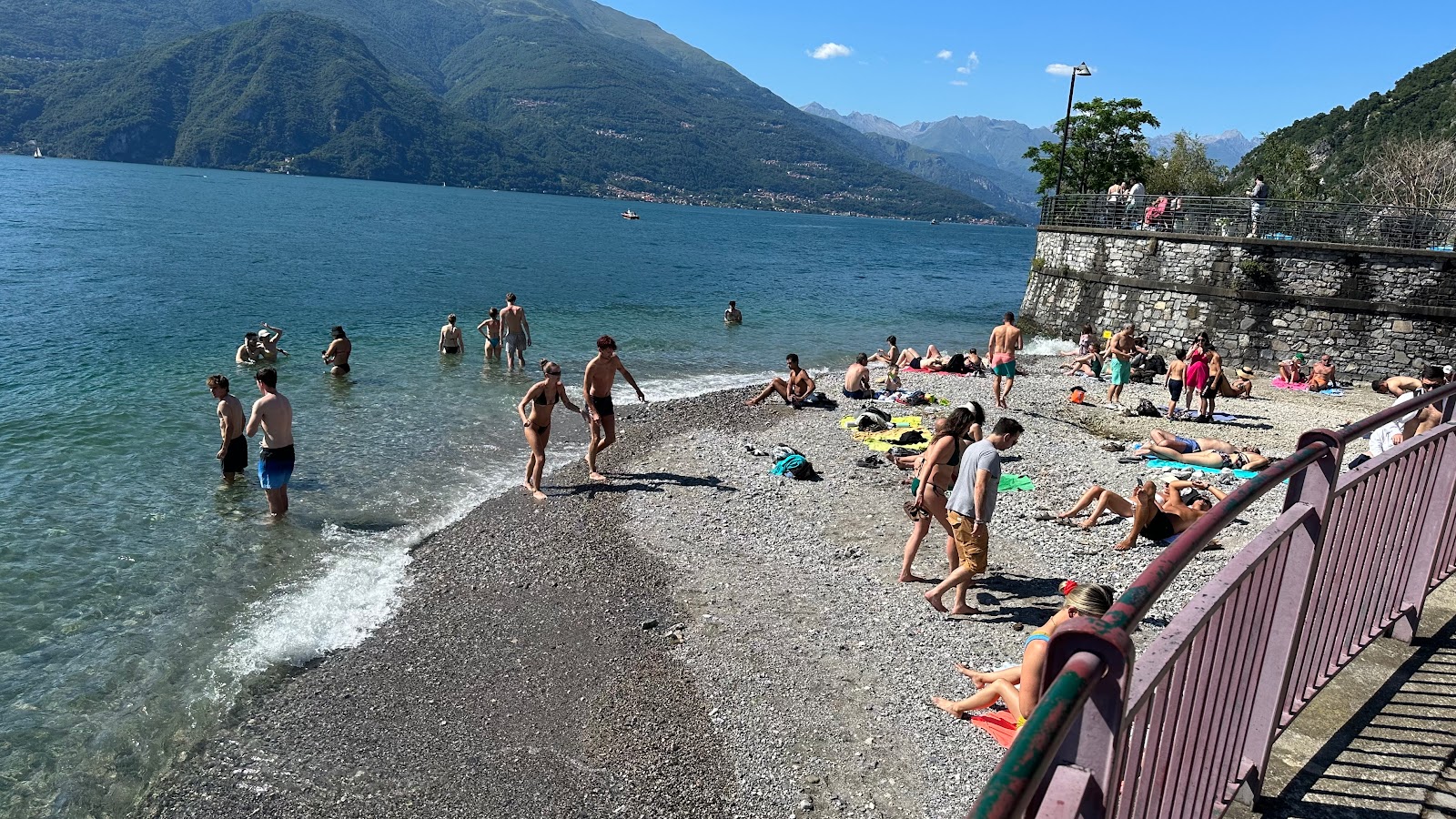 Fotografija Spiaggia di Varenna z sivi kamenček površino