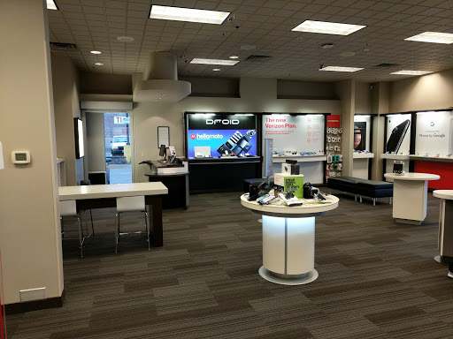 Cell Phone Store «Verizon», reviews and photos, 1255 N 205th St #101, Shoreline, WA 98133, USA