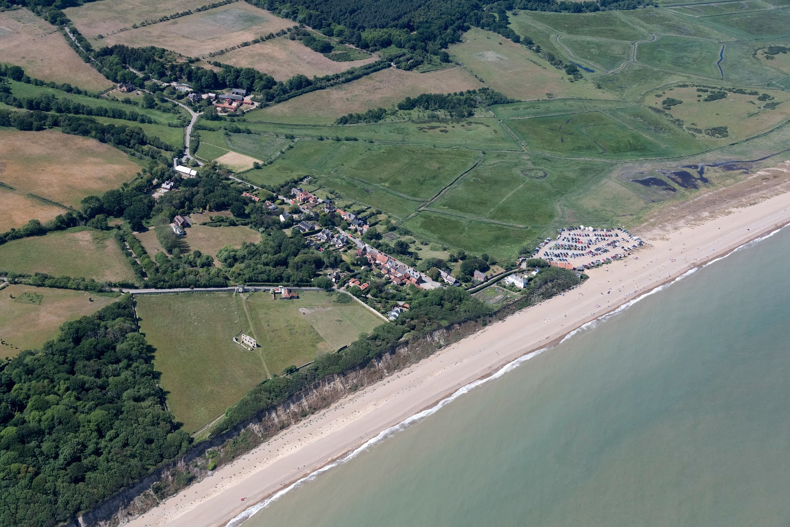 Foto van Dunwich strand en de nederzetting