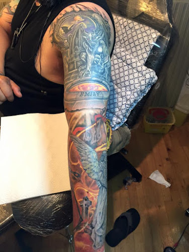 Anmeldelser af Zomvis Tattoo DK Is At Enter The Dragon Tattoo Butik. No Waiting Time, Visit Or Send Sms i Indre By - Tatovør