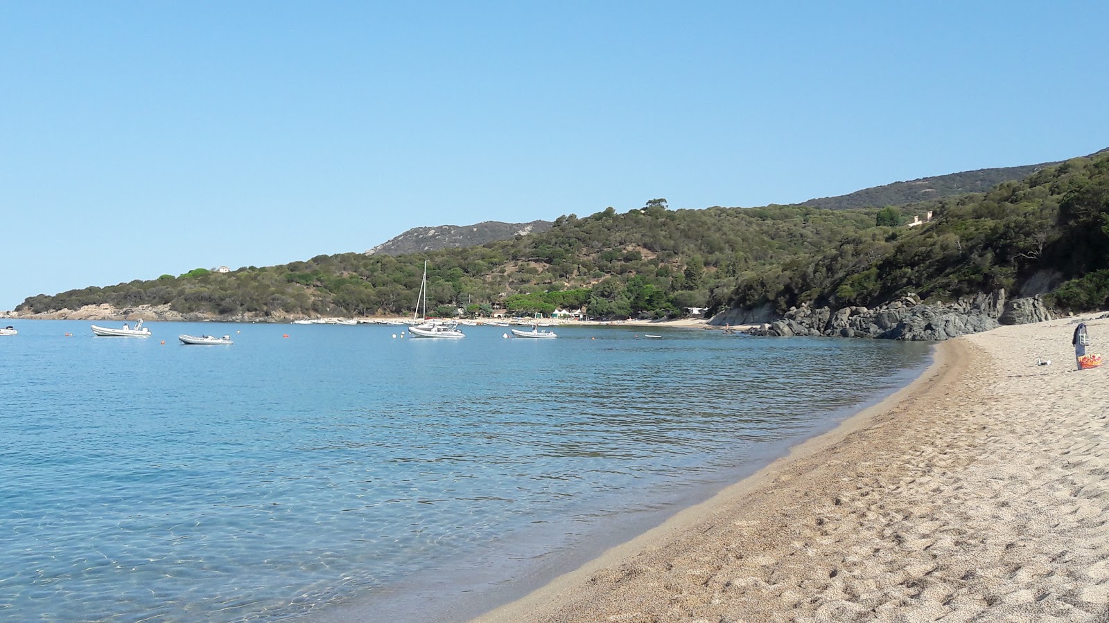 Campitellu beach'in fotoğrafı - rahatlamayı sevenler arasında popüler bir yer