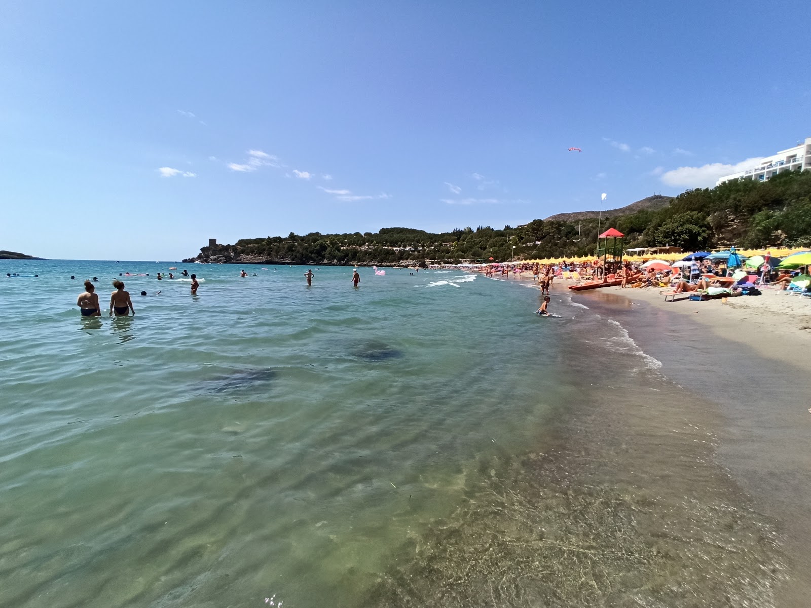 Foto di Spiaggia Calanca con una superficie del sabbia fine marrone
