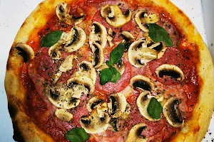 Luca’s Pizza image