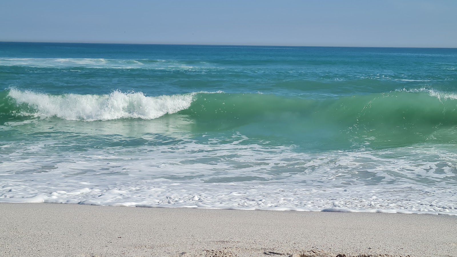 Foto di Little Bay beach con una superficie del acqua cristallina