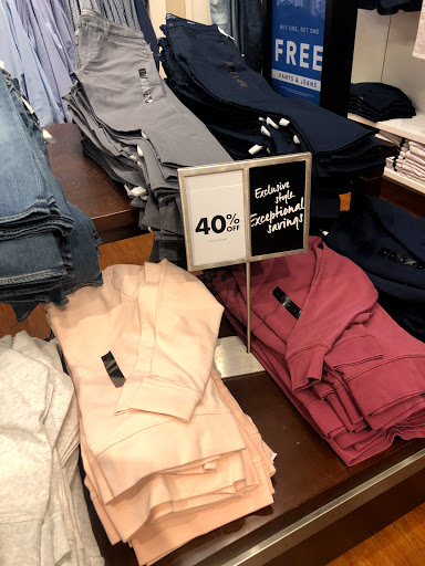 Clothing Store «Banana Republic Factory Store», reviews and photos, 407 N Alafaya Trail, Orlando, FL 32828, USA