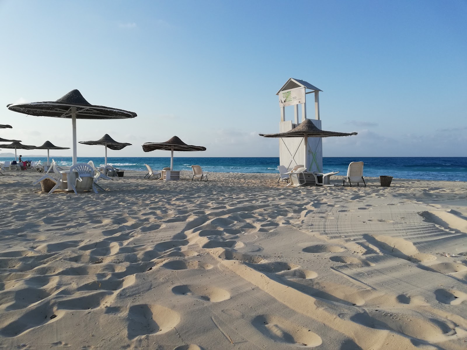 Fotografie cu Diplomatic Beach cu o suprafață de apa pură turcoaz