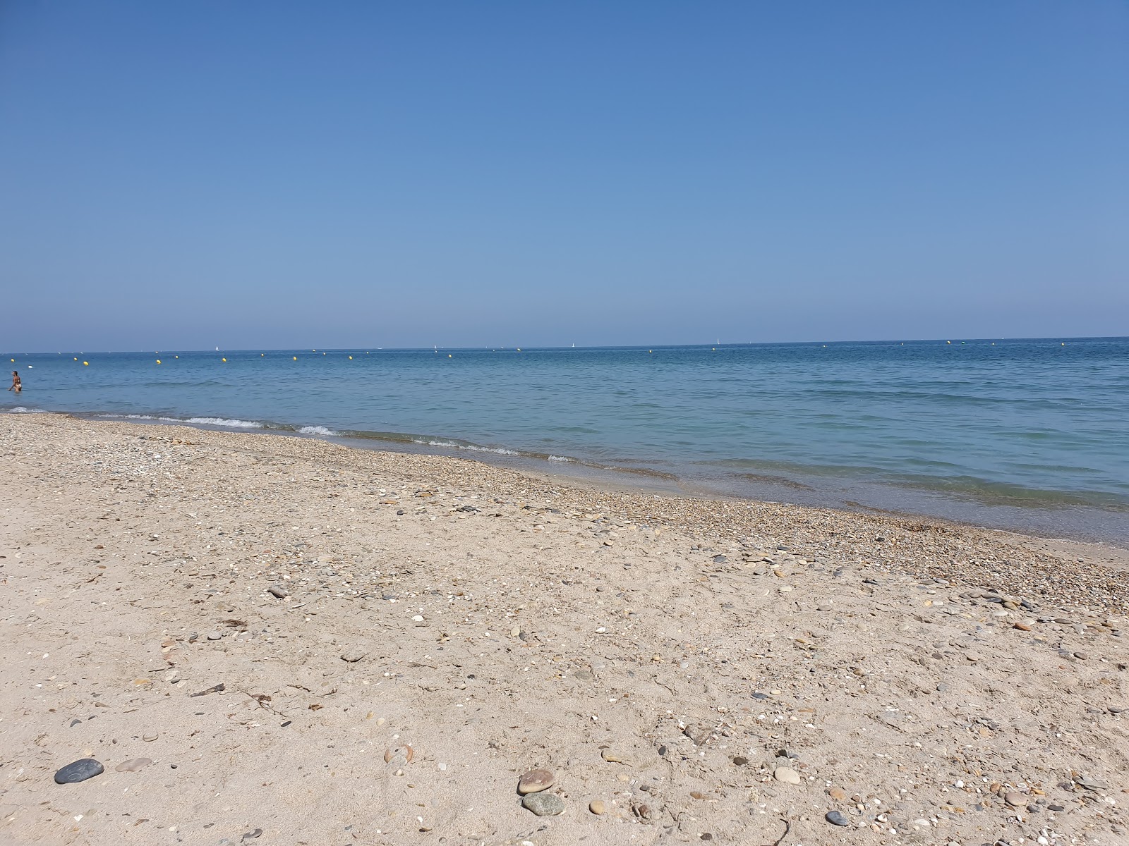 Foto de Maguelone beach con agua cristalina superficie