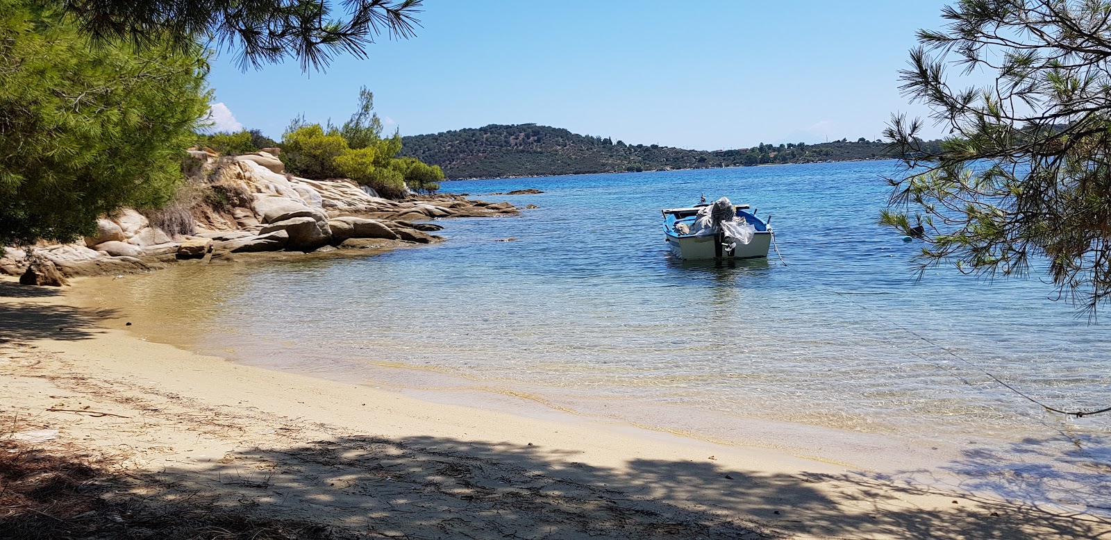 Foto di Lagonis beach V con una superficie del sabbia beige