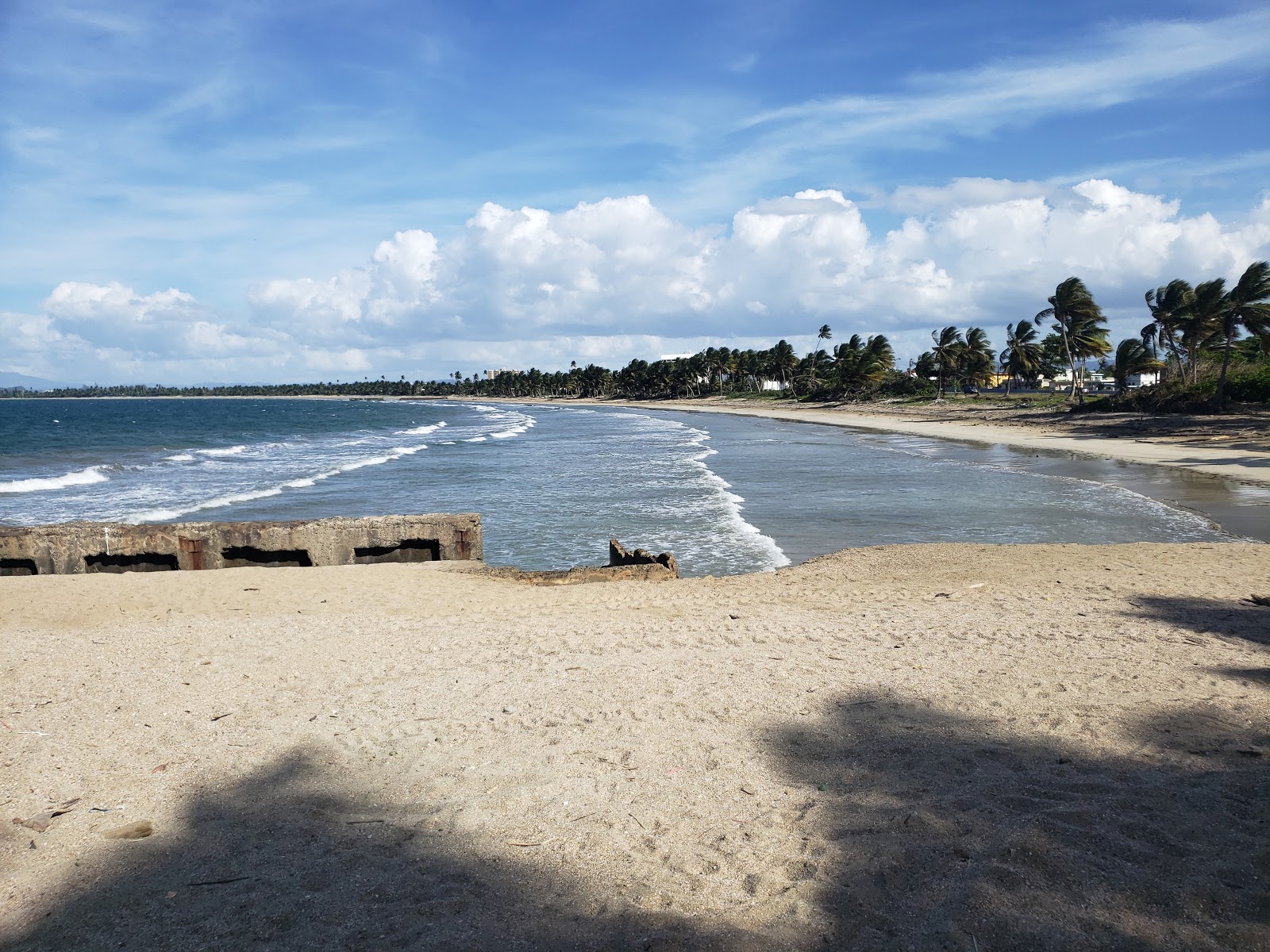 Fotografija Playa De Levittown z svetel pesek površino