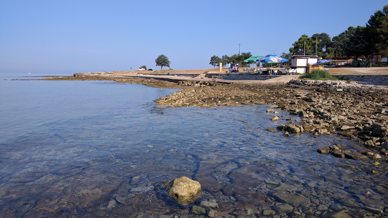 Zdjęcie Bikini beach z powierzchnią utwardzona betonowa powierzchnia