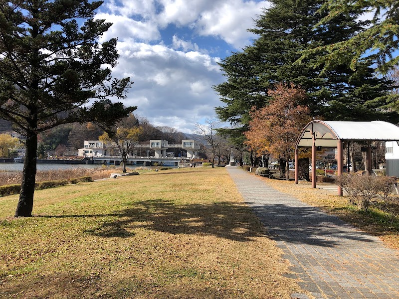 岡谷湖畔公園 芝生広場