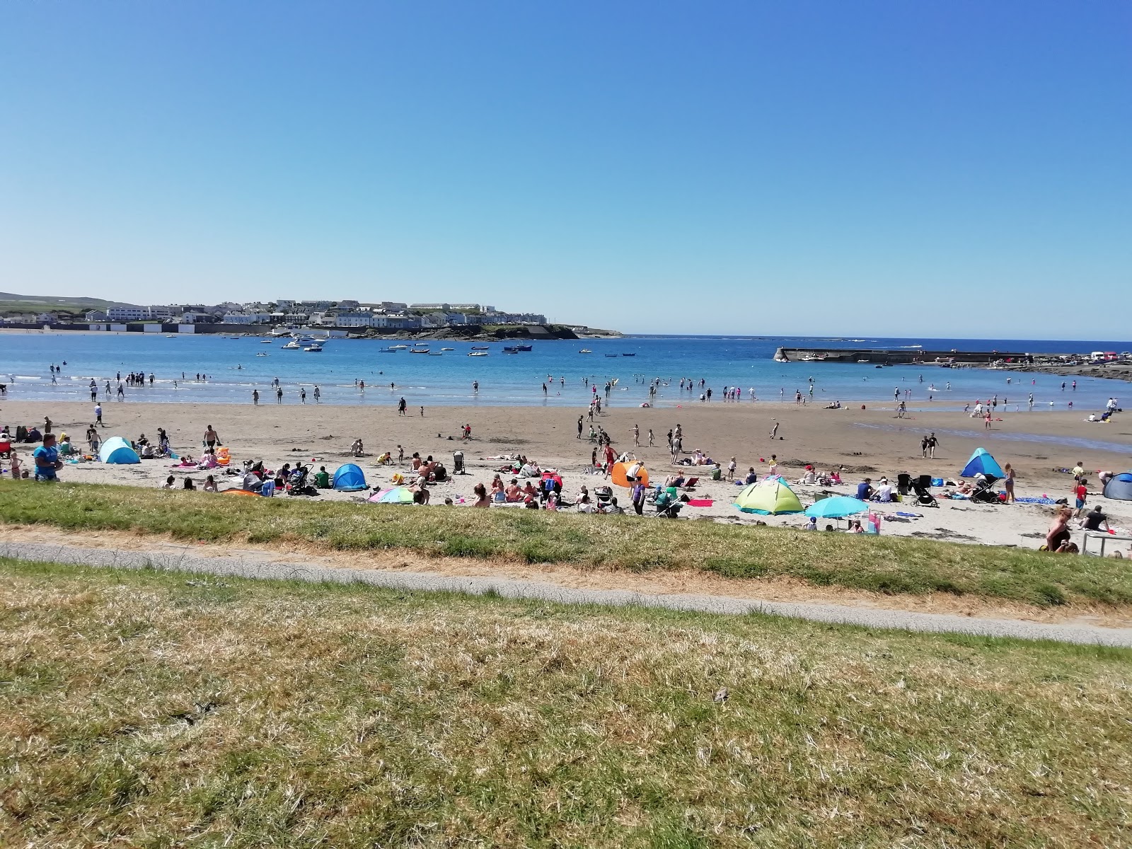 Photo de Kilkee Bay Beach avec baie longue