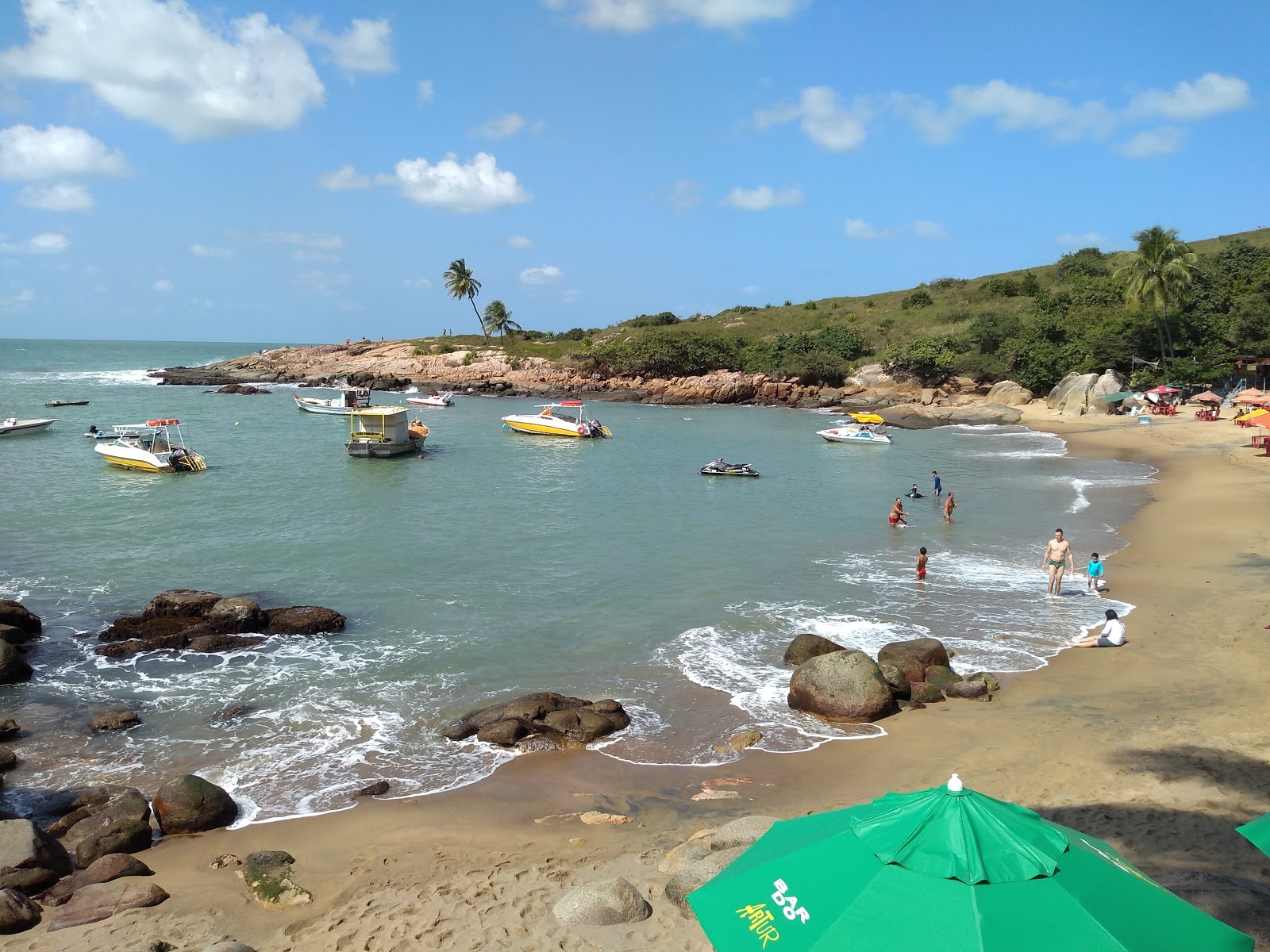 Foto di Praia de Calhetas con una superficie del sabbia beige fine