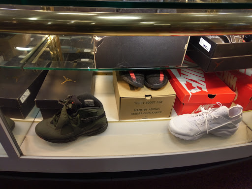 Pawn Shop «Yankee Peddler & Pawn», reviews and photos, 7 Pitkin St, East Hartford, CT 06108, USA