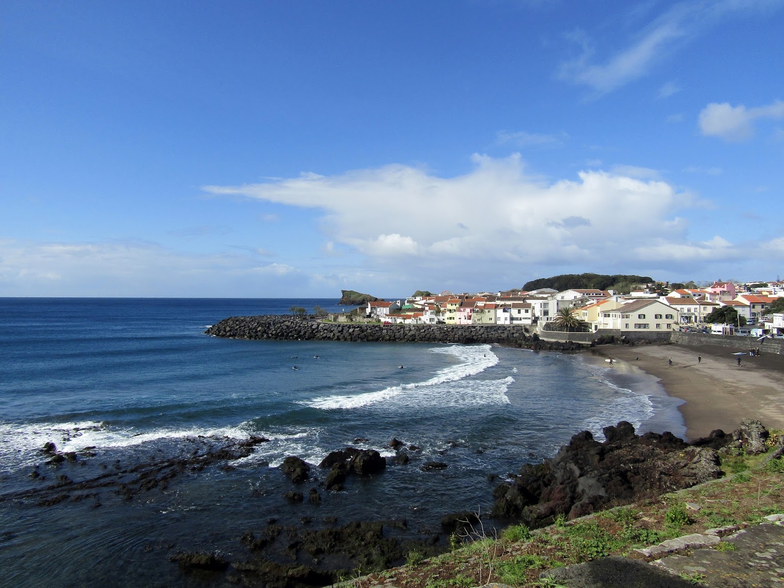 Praia de Sao Roque'in fotoğrafı dağlarla çevrili