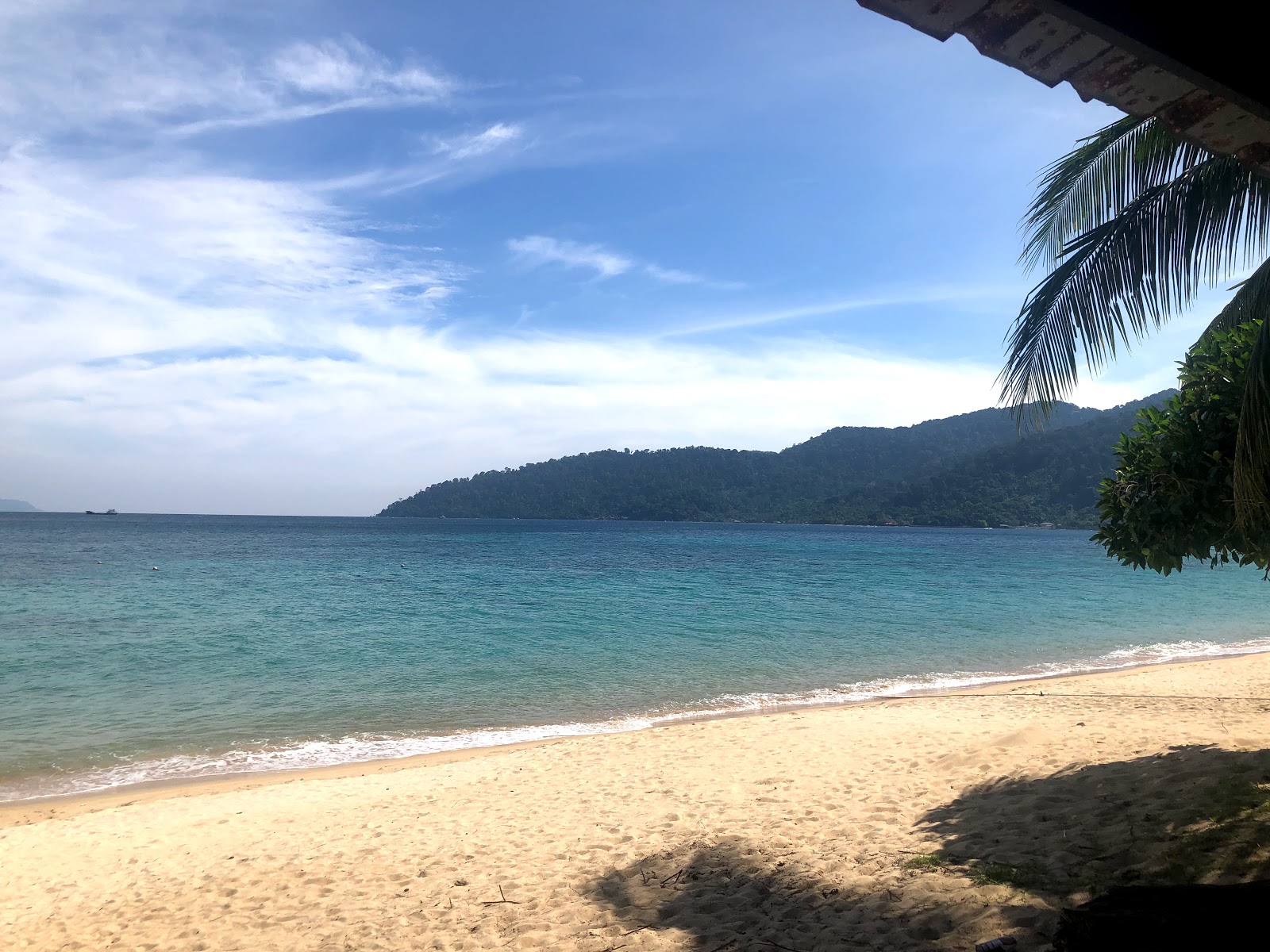 Foto de South bay Tioman con agua cristalina superficie