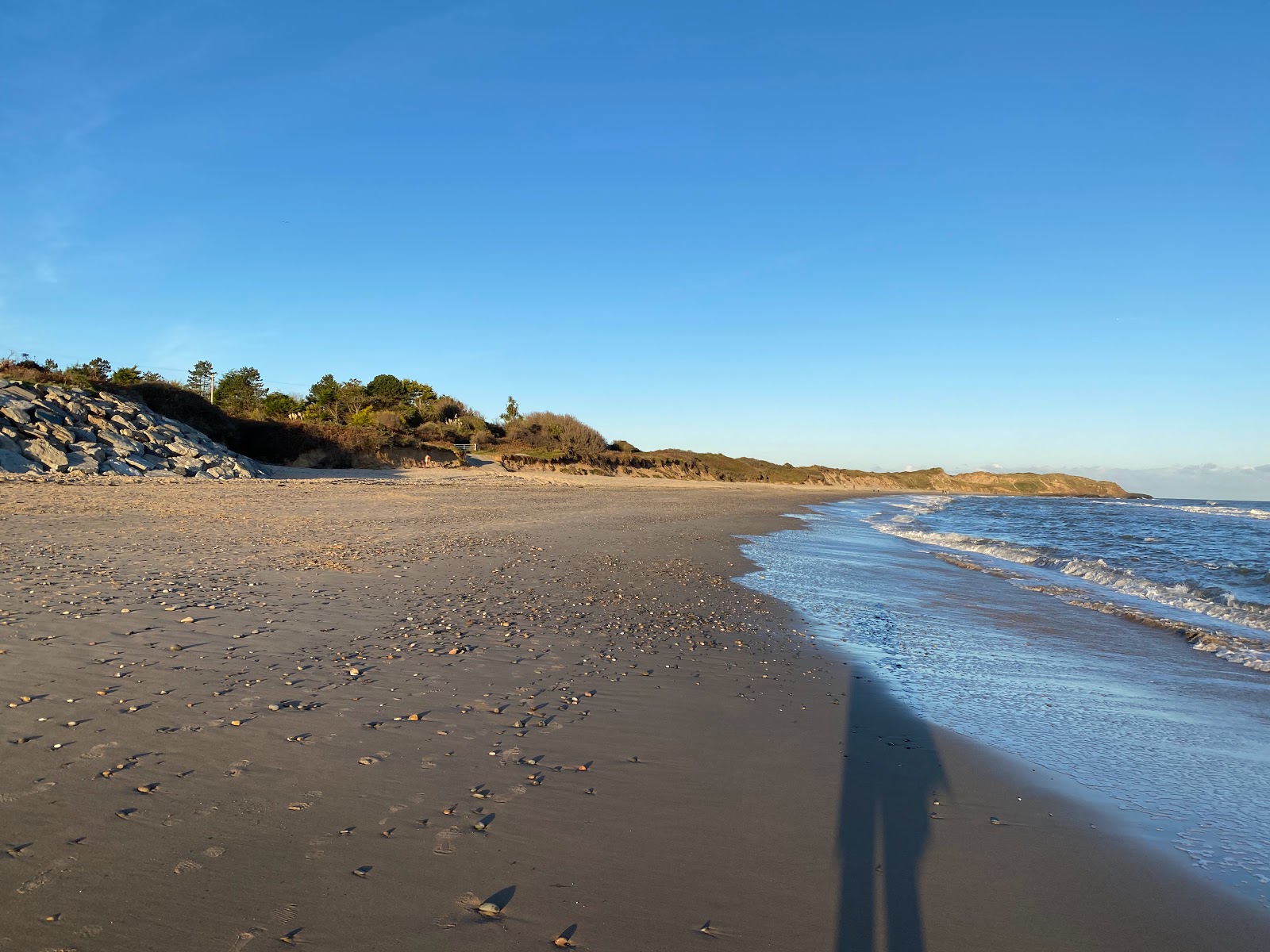 Fotografie cu Kilpatrick Beach înconjurat de munți