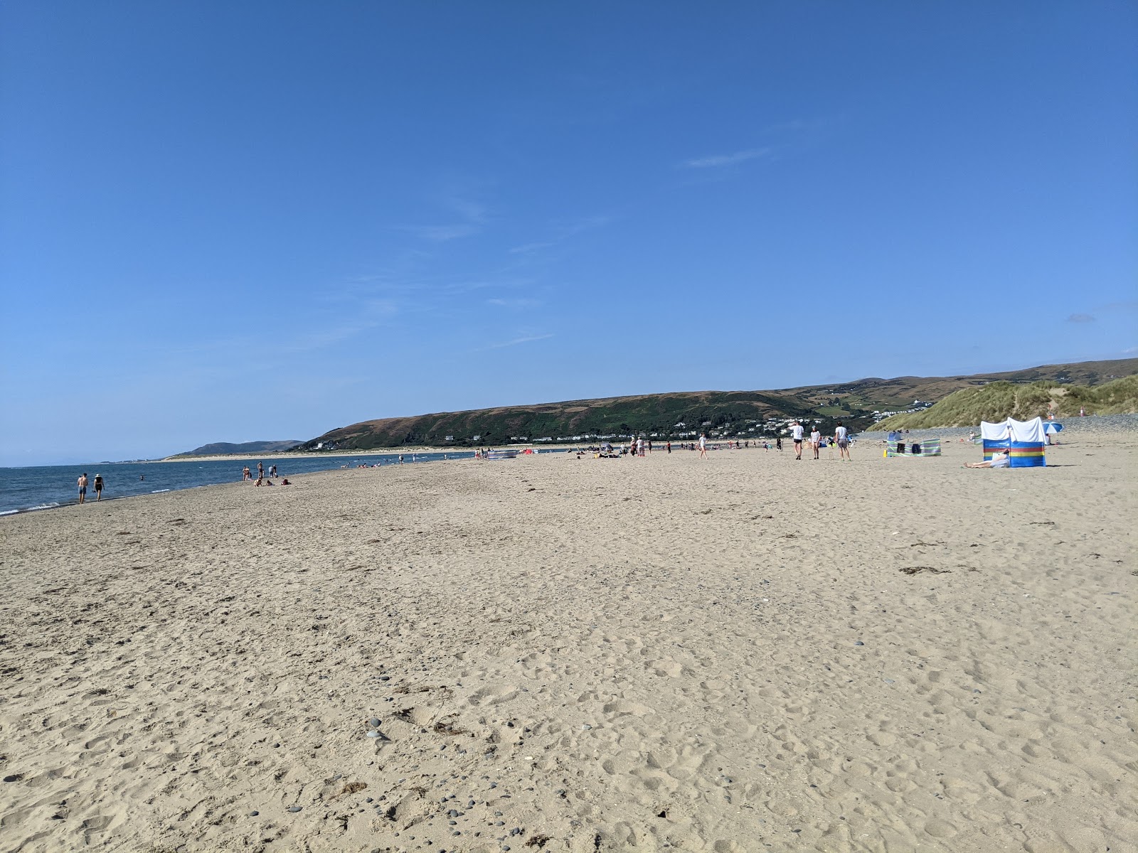Fotografija Ynyslas Beach z svetel pesek površino