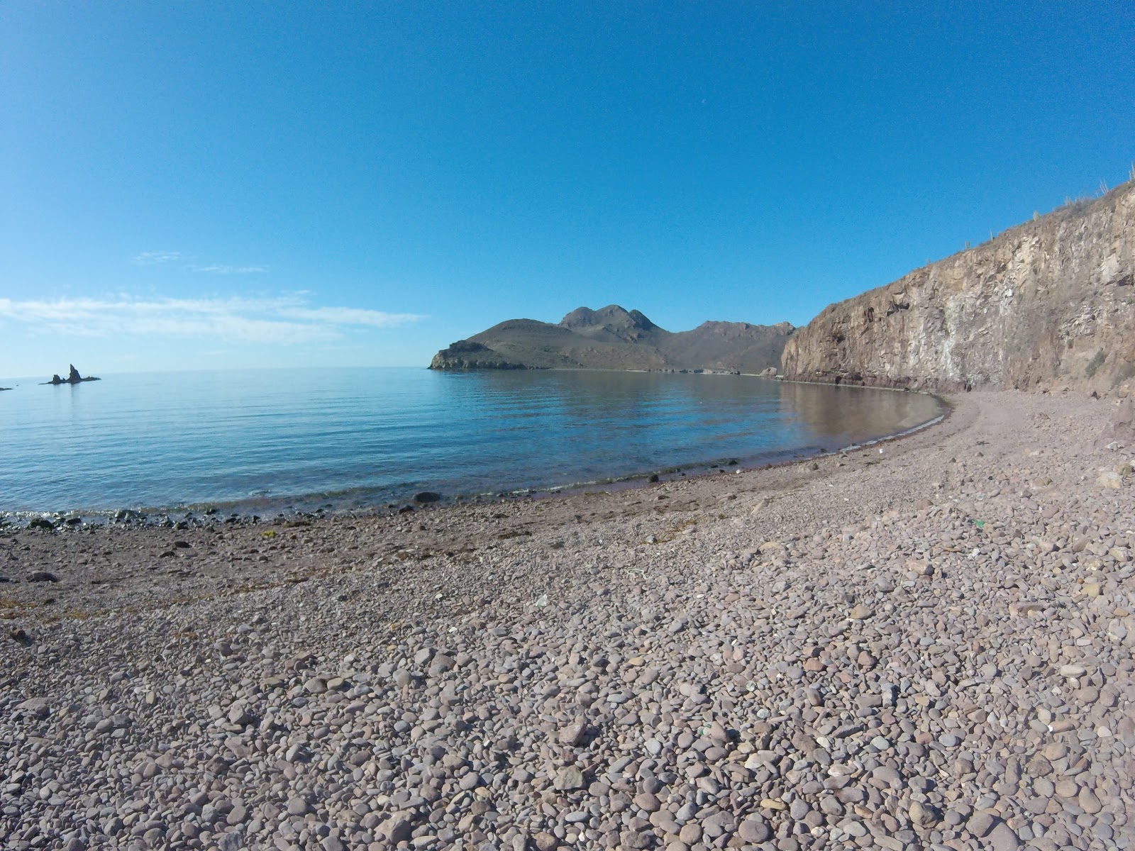 Valokuva Catalina Bay beachista. pinnalla harmaa kivi:n kanssa